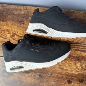Skechers woman’s Uno Black Upper White Midsole Tan Gum Outsole Sneakers